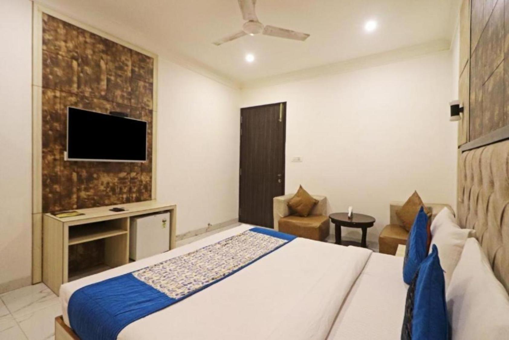 The Almora International -with Free Airport Transffer Hotel