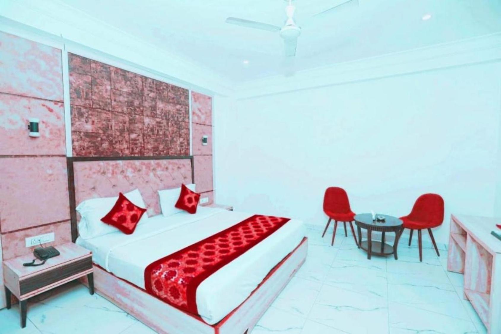 Hotel The Almora International -with Free Airport Transffer 4*