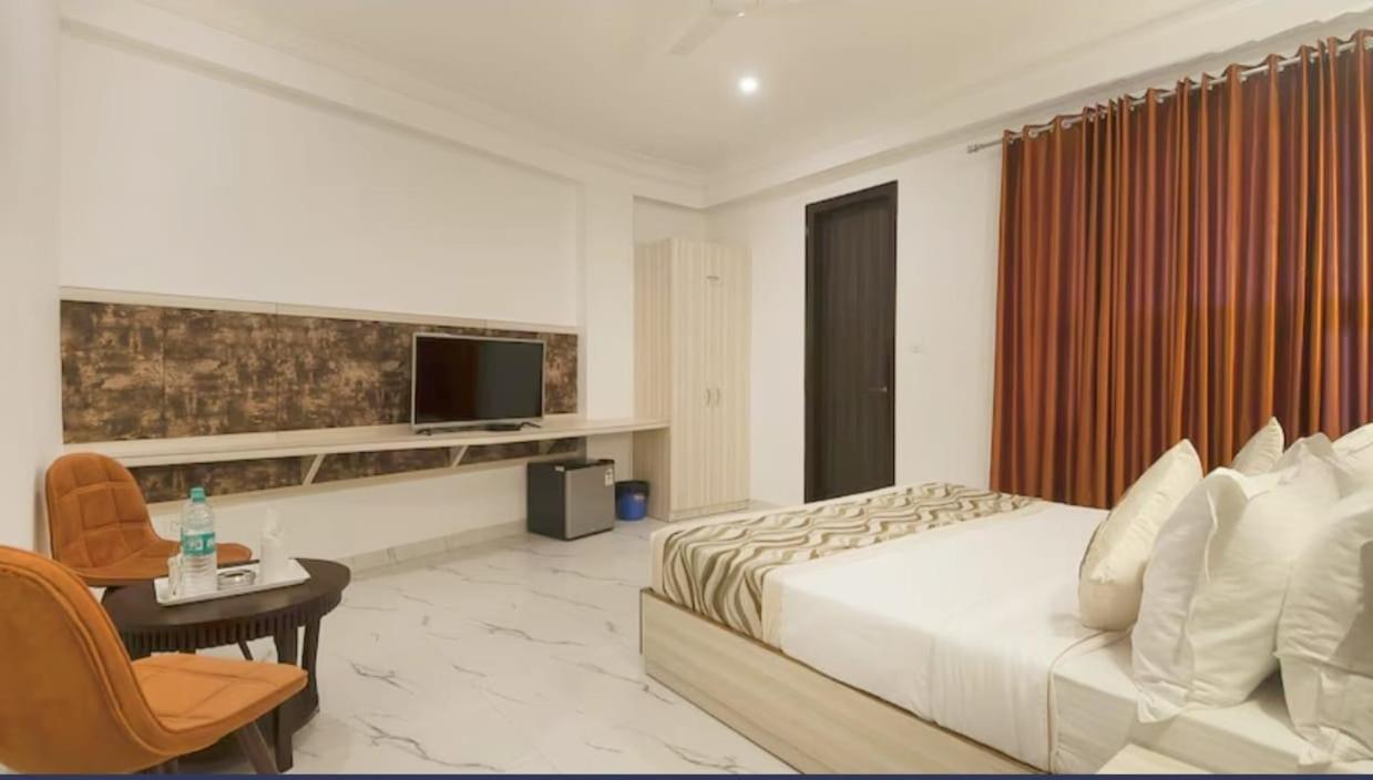 Hotel The Almora International -with Free Airport Transffer 4*