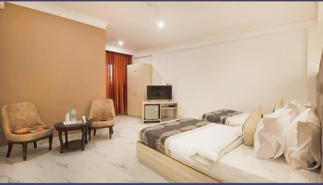 The Almora International -with Free Airport Transffer Hotel
