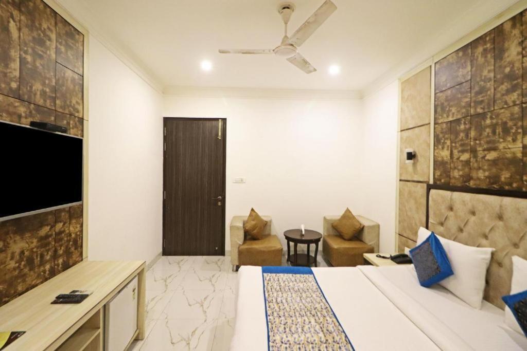 Hotel The Almora International -with Free Airport Transffer New Delhi
