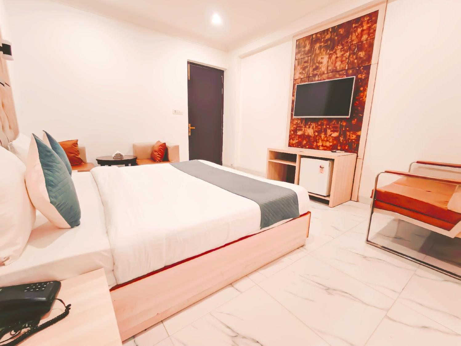 The Almora International -with Free Airport Transffer Hotel New Delhi