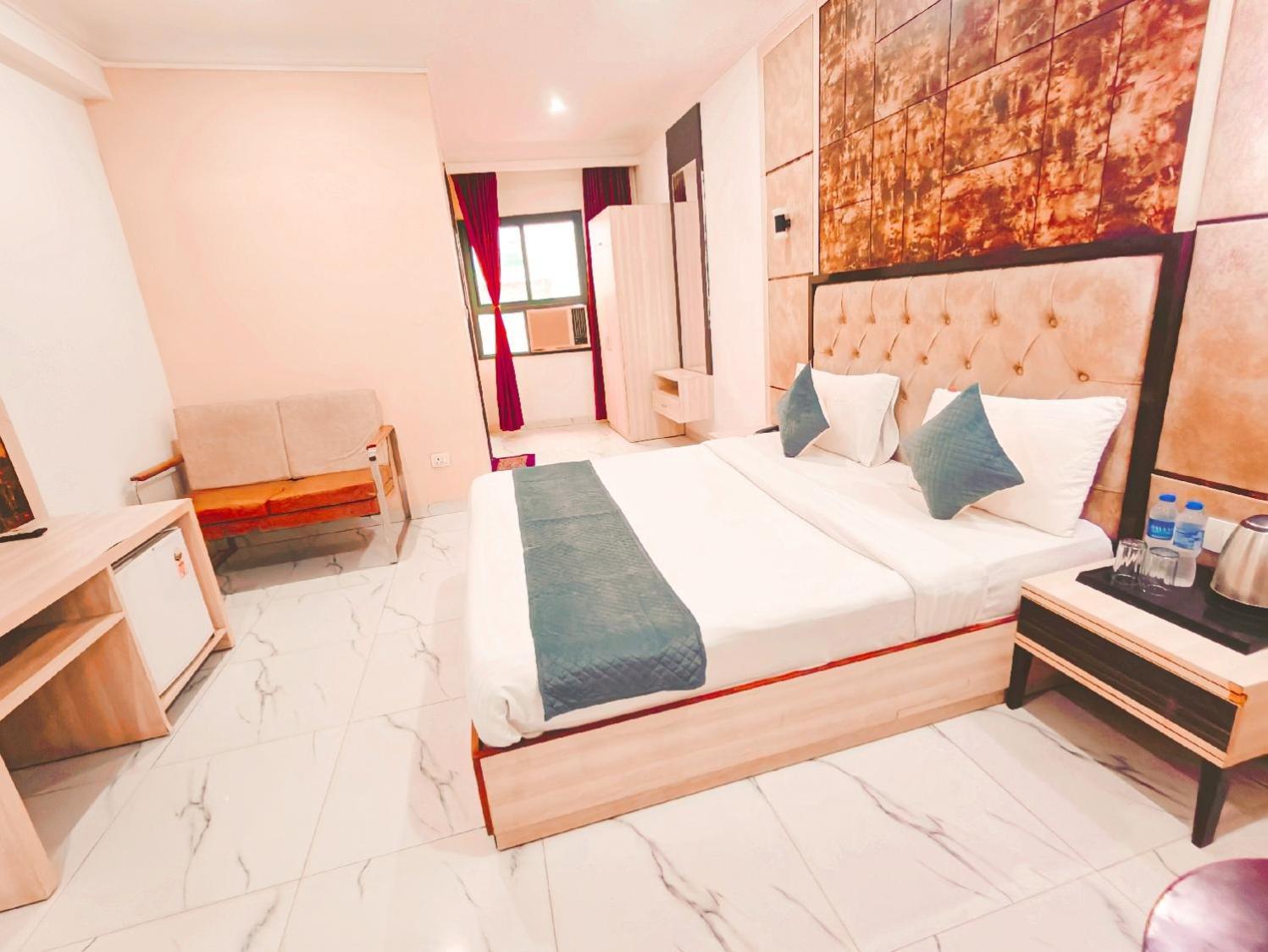 Hotel The Almora International -with Free Airport Transffer New Delhi