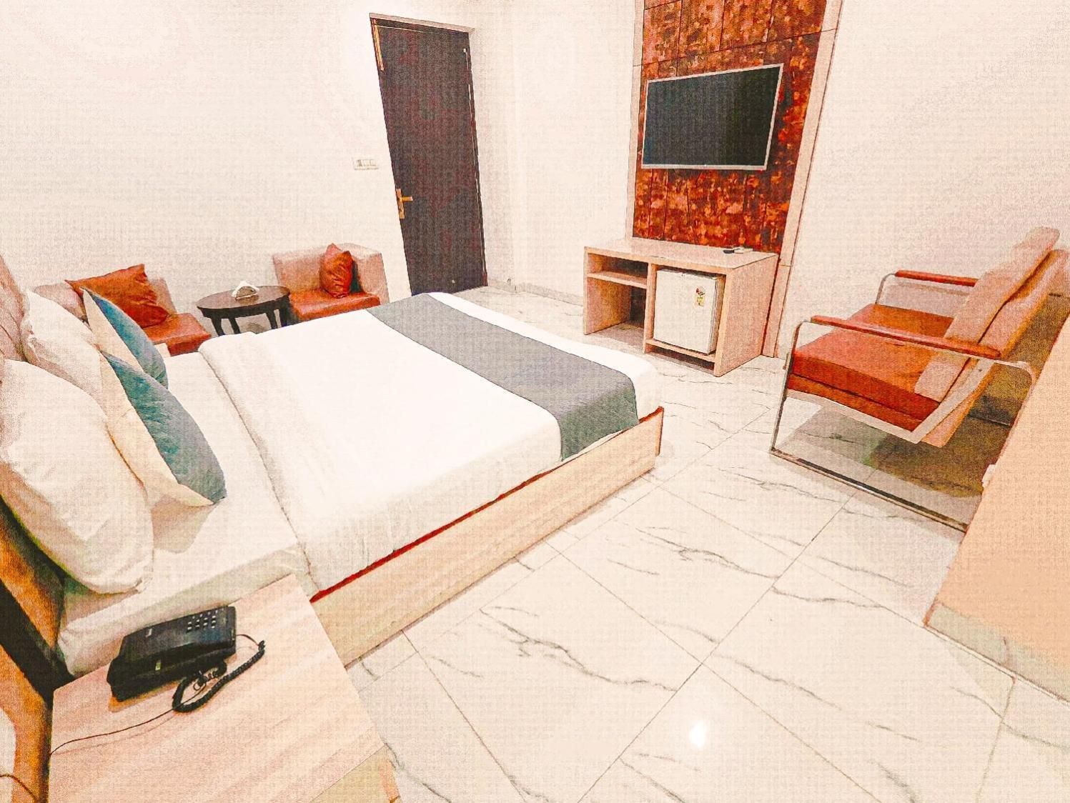 The Almora International -with Free Airport Transffer 4* New Delhi